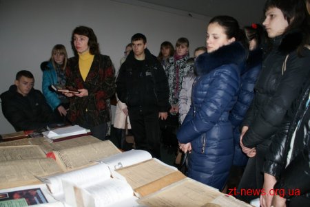 В Державному архіві відкрили виставку архівних документів «До Дня пам’яті жертв Голодомору в Україні 1932-1933 рр.