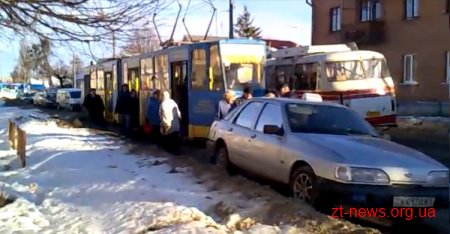 У Житомирі автомобіль заблокував рух трамваїв ВІДЕО