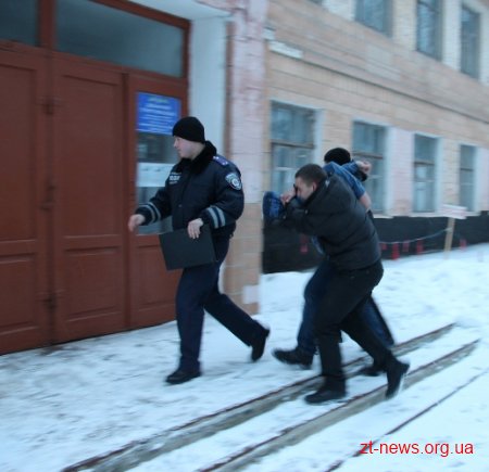 На Житомирщині учні одного з навчальних закладів допомогли міліціонерам затримати грабіжника