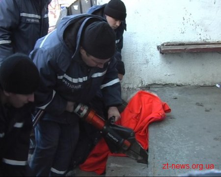 Житомирські рятувальники врятували дитину, яка застрягла під бетонною плитою ВІДЕО