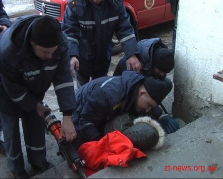 Житомирські рятувальники врятували дитину, яка застрягла під бетонною плитою ВІДЕО