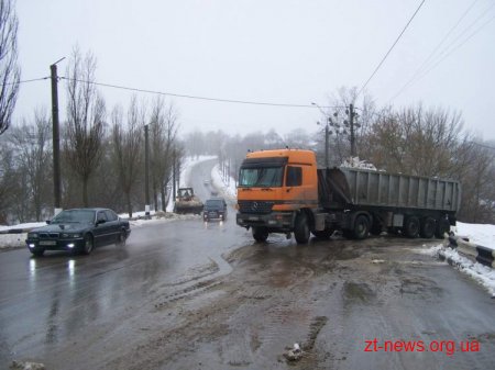 Комунальники продовжують прибирати сніг в Житомирі