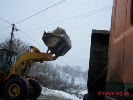 Комунальники продовжують прибирати сніг в Житомирі