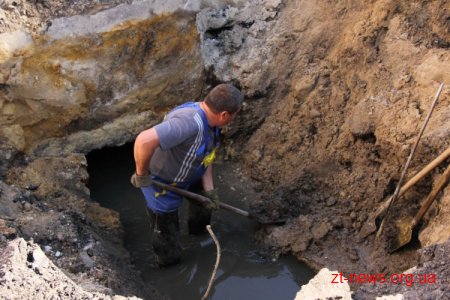Комунальні служби працюють над поривом каналізації на перехресті вул. Київська – Мануїльського