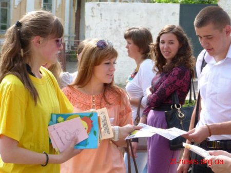 До Міжнародного дня матері у Житомирі відбулася святкова вулична акція