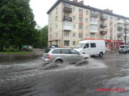 У Житомирі після сильного дощу "як завжди" затопило перехрестя Щорса - Котовського