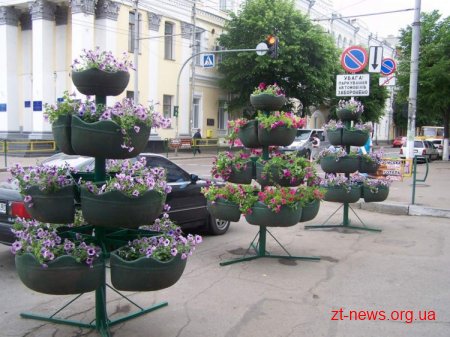 На Михайлівській відновили квіткові вази
