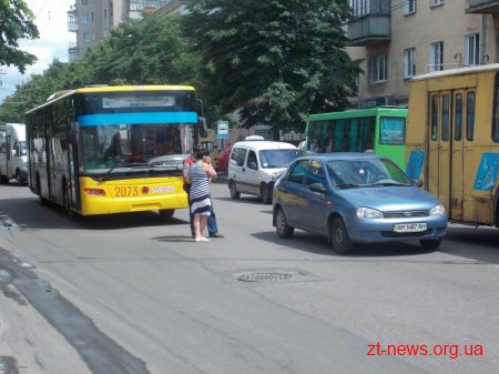 У Житомирі на вул. Київській дрібна аварія перекрила рух в бік центру