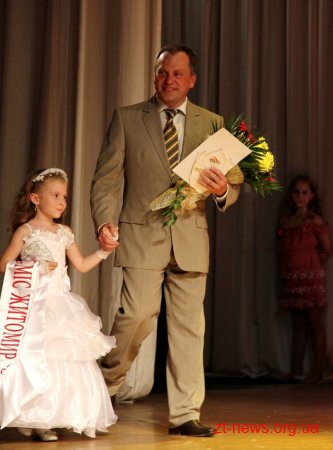 У Житомирі визначили переможниць конкурсу краси "Міні-міс Житомира-2013"
