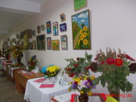 До Дня Незалежності України у Житомирській обласній дитячій клінічній лікарні відбулася виставка композицій із квітів «Від творчості – до зцілення»