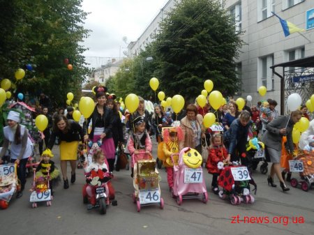 У Житомирі вже традиційно зранку провели парад дитячих візочків