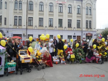 У Житомирі вже традиційно зранку провели парад дитячих візочків