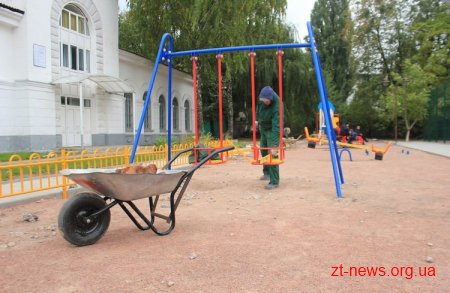 Дитячий майданчик у Житомирі поблизу Мистецьких воріт не змогли закінчити вчасно