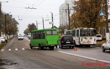 У Житомирі маршрутка виїхала на зустрічну та зіткнулася з ВАЗ 2107
