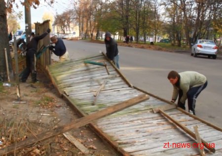 У Житомирі люди на знак протесту проти незаконного будівництва повалили паркан