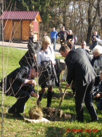 У Житомирі до 95-річчя ВЛКСМ посадили дерева та представили 3 нових іменних лавки
