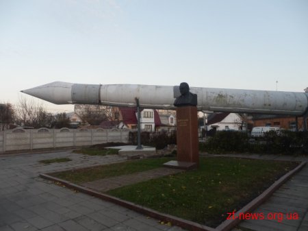 У Житомирі поруч з музеєм космонавтики встановили ракету Р-12