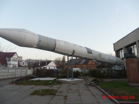 У Житомирі поруч з музеєм космонавтики встановили ракету Р-12