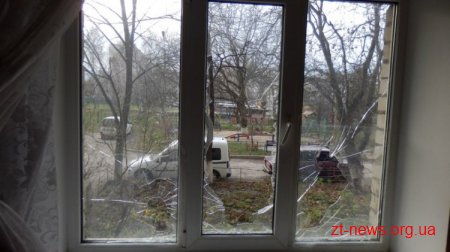 У Житомирі п`яний сантехнік вдень побив вікна житомирянки