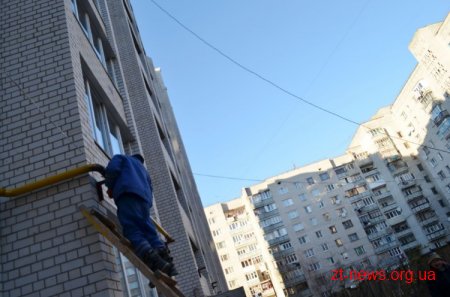 У будинку по вул. Щорса, 155 встановили вікна, покрили дах, проводять комунікації
