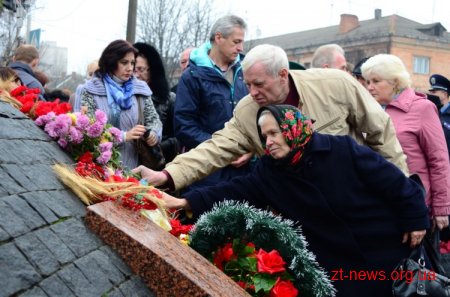 У Житомирі запалили хрест пам’яті до 80-річчя Голодомору
