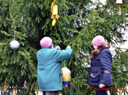 Ялинку на перехресті вулиць Михайлівська – Лятошинського вже прикрасили дитячими іграшками