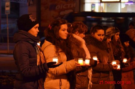 У Житомирі учні загальноосвітніх шкіл м. Житомира запалили лампадки в рамках відзначення 70-річчя визволення міста від фашистських загарбників