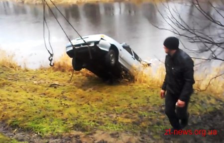 На Житомирщині рибалки втопили автомобіль ВІДЕО