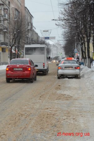 Припарковані на узбіччях авто заважають снігоприбиральній техніці