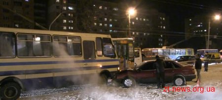 У Житомирі на проспекті Миру зіткнулися пасажирський автобус і легковий автомобіль