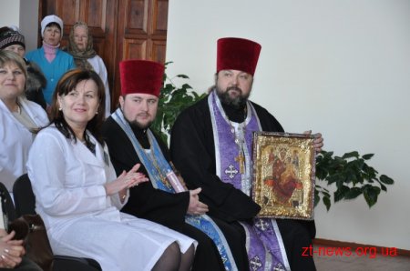 Представники громадської організації привезли чудотворну ікону «Всецариця» до Романівської центральної районної лікарні
