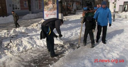 У Житомирі активісти прибрали вулицю Михайлівську від снігу