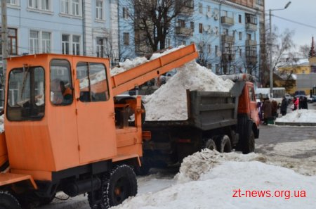 У Житомирі з центральних вулиць вивозять сніг