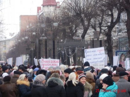 Під стінами міської ради комуністи вимагають не зносити пам'ятник Леніну, а медики - прийняти бюджет