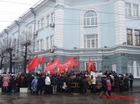 Під стінами міської ради комуністи вимагають не зносити пам'ятник Леніну, а медики - прийняти бюджет