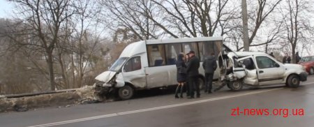 У Житомирі зіткнулися автомобіль Renault і маршрутка