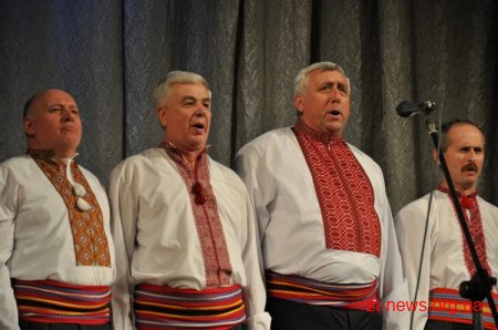 Керівники Ємільчинщини заспівали разом зі зведеним хором під час творчого звіту району