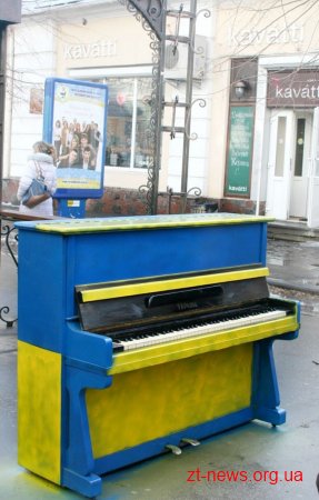 Активісти житомирського ДемАльнсу приєдналися до всеукраїнської ініціативи і встановили «революційне піаніно»