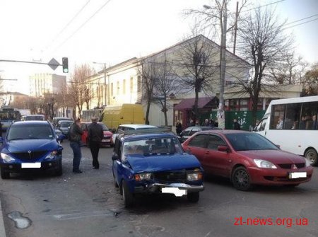 У Житомирі через зіткнення 3 автомобілів, у центрі міста, зупинилися тролейбуси