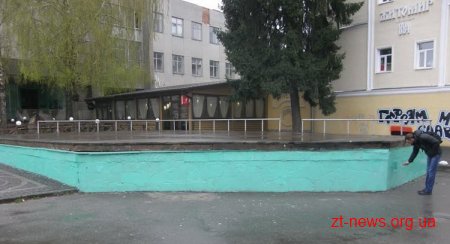 Житомирські активісти відновили охайний вигляд фонтану на розі вулиць Михайлівської та Лятошинського