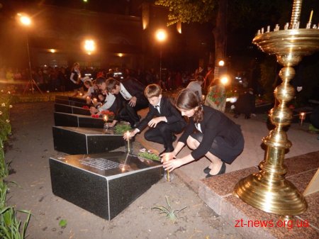 У театралізованій постановці юні рятувальники відтворили долі Героїв Чорнобиля та запалили сотні свічок пам’яті