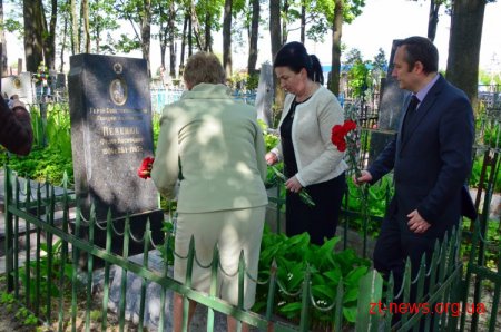 В Житомирі на цвинтарях та військових похованнях пройшли меморіальні акції
