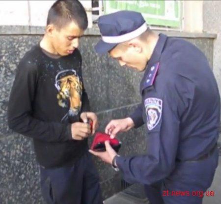 У центрі Житомира міліція затримала хлопця з сокирою ВІДЕО