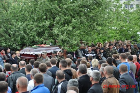 Девіз загиблих військовослужбовців 95-ї окремої аеромобільної бригади - «Ніхто, крім нас»