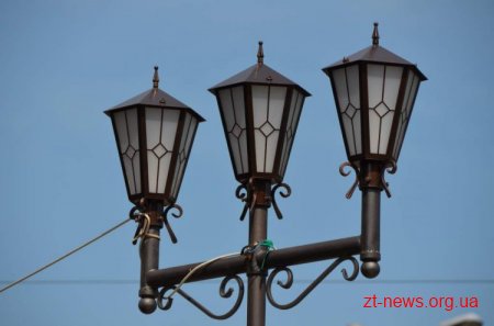 На Старому Бульварі з’явилися нові лавки та встановлюють нові ліхтарі