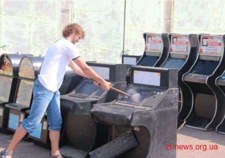 У Житомирі розтрощили ігрові автомати