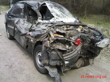 В Житомирській області водій «Ланосу» не впорався з керуванням та здійснив зіткнення з відбійником
