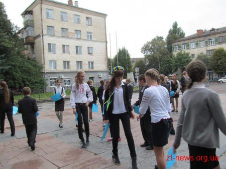 Житомирські школярі стали учасниками загальнонаціонального флешмобу "Вода об’єднує"