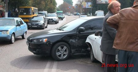 У Житомирі Москвич збив пішохода та протаранив Mitsubishi