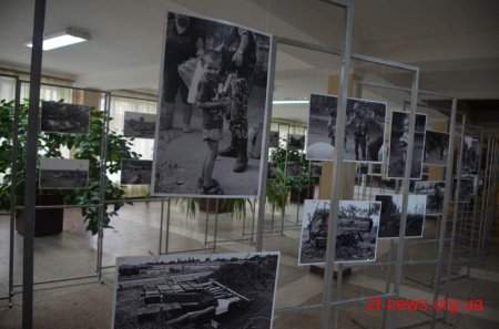 У обласній бібліотеці імені Ольжича відкрилась виставка "Колір війни"